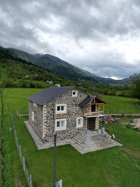 3 Vellezerit Doci Guesthouse