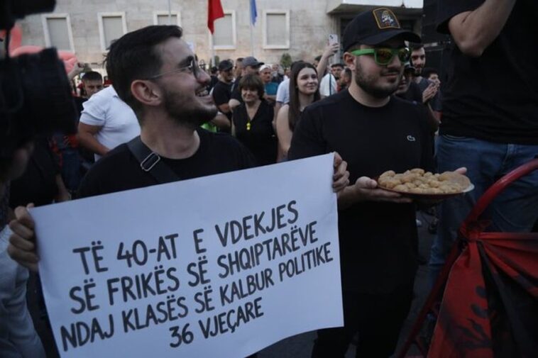 40 Ngày của Cách mạng Hồng Hạc: Điều gì đã thay đổi ở Albania? 14 cuộc cách mạng chim hồng hạc 40 ngày
