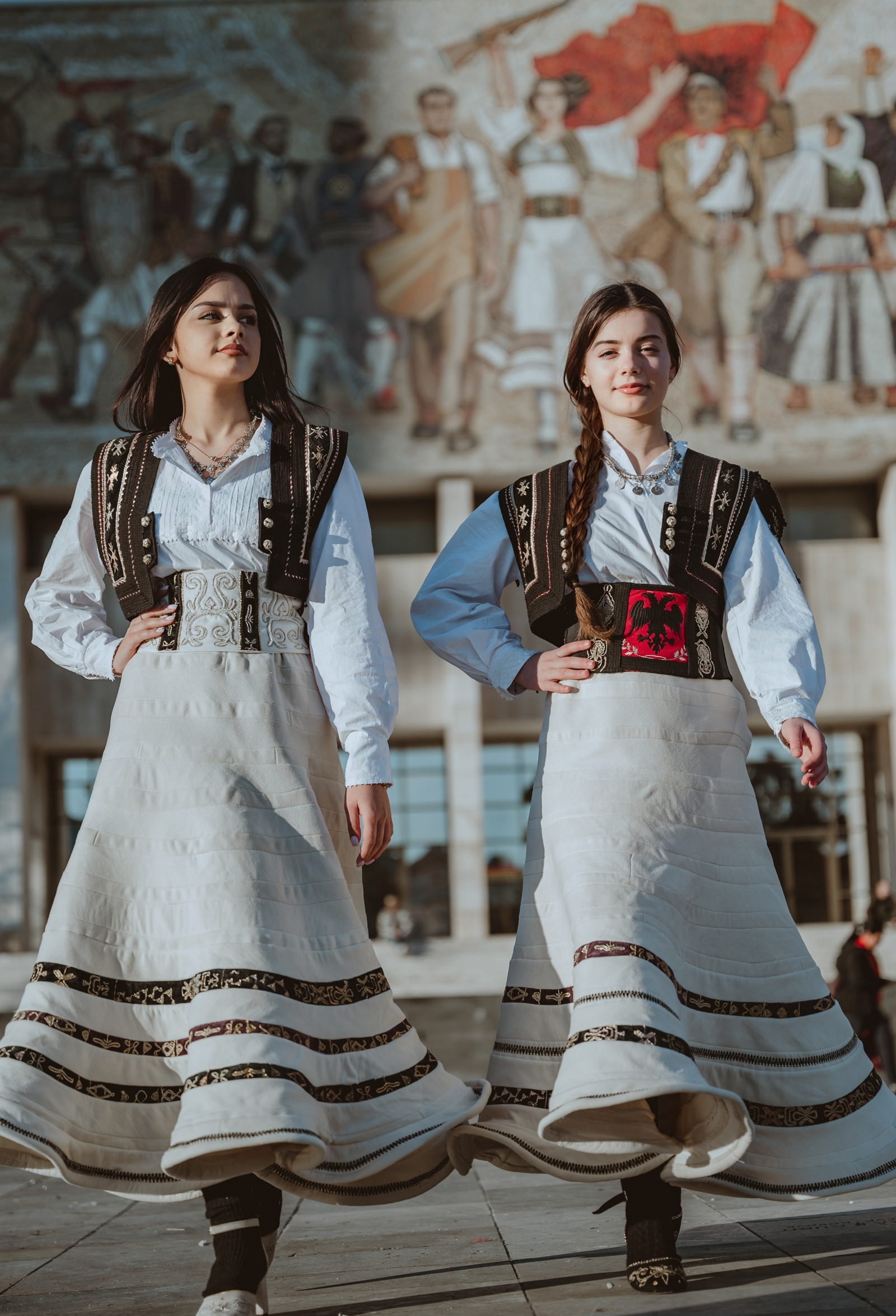 Xhubleta ve Plis: Antik Balkan Modası Modern Bir Geri Dönüş Yapıyor 17 xhubleta 1
